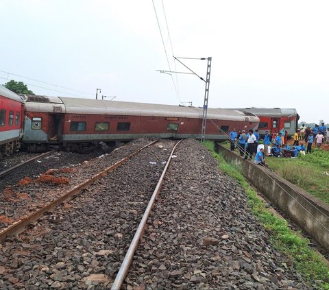 FOTO: Penampakan Kereta Tergelincir di India, 18 Gerbong Terlempar Keluar Rel