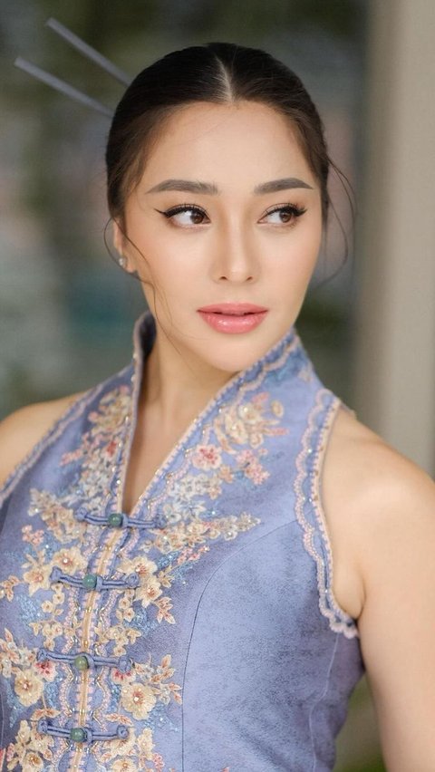 The Charm of Nikita Willy with Fresh Makeup in an Oriental Style