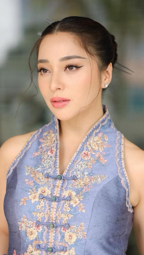 The Charm of Nikita Willy with Fresh Makeup in an Oriental Style