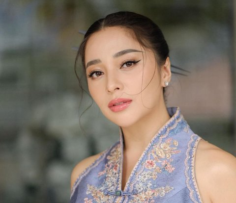 The Charm of Nikita Willy with Fresh Makeup in an Oriental Style