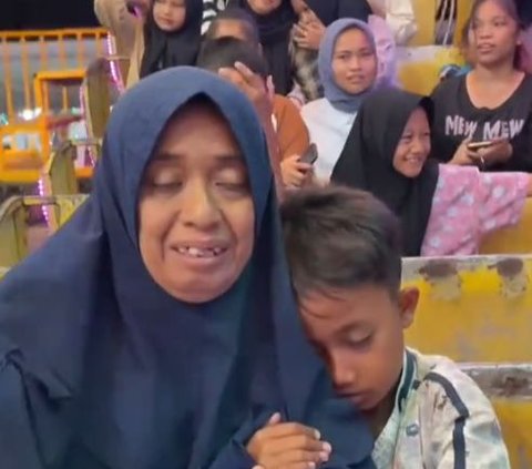 A Moment of a Mother Willing to Suppress Her Fear to Accompany Her Child on This Swing Touches the Heart