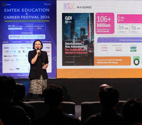 Pemimpin redaksi Liputan6.com Elin Yunita saat memberikan paparannya pada acara Emtek Education & Career Festival 2024 di Studio 6 Emtek City, Studio Indosiar, Daan Mogot, Jakarta, Selasa (30/7/2024). Dalam kesempatan tersebut, Pemred Liputan6.com berbagi pengalaman di dunia Jurnalistik.  Foto: Liputan6.com/Herman Zakharia