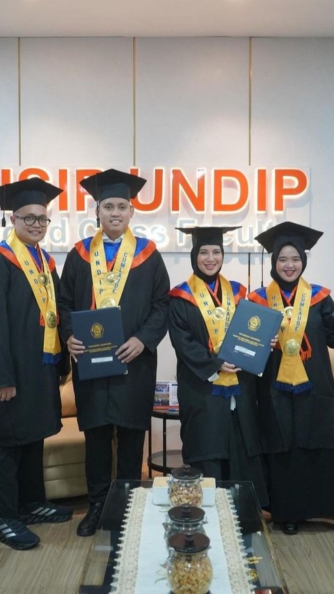 Wisuda Bareng Dua Teman Sekelasnya