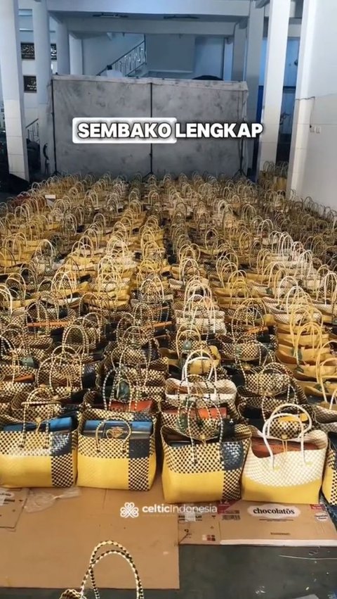 Selain itu, pernikahan ini juga disebut menjadi pernikahan pertama yang menjadikan paket sembako lengkap sebagai souvenirnya.