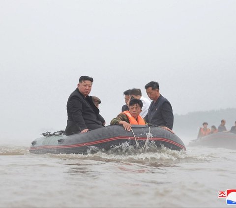 Dalam foto tanpa tanggal yang dirilis oleh Kantor Berita Pusat Korea Utara, Pemimpin Korea Utara Kim Jong-un kembali melakukan peninjauan ke lokasi bencana banjir yang melanda wilayah dekat perbatasan dengan China, di Provinsi Pyongan Utara. Foto: KCNA via REUTERS<br>