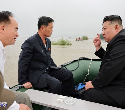 FOTO: Usai Nekat Terobos Banjir dengan Mobil Mewah, Kim Jong-un Rela Naik Perahu Karet Tinjau Banjir Parah