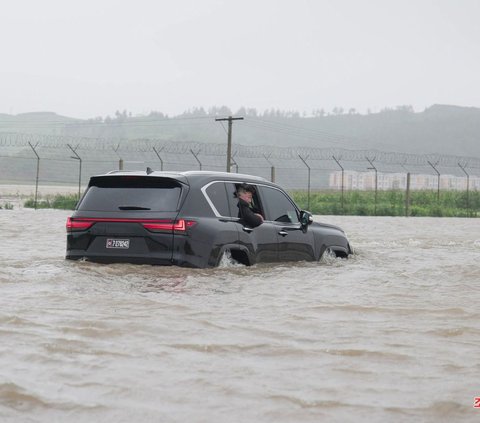 FOTO: Usai Nekat Terobos Banjir dengan Mobil Mewah, Kim Jong-un Rela Naik Perahu Karet Tinjau Banjir Parah