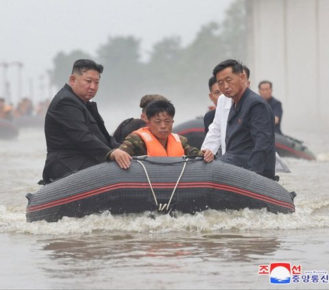 FOTO: Usai Nekat Terobos Banjir dengan Mobil Mewah, Kim Jong-un Rela Naik Perahu Karet Tinjau Banjir Parah