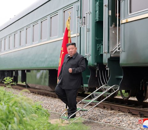 FOTO: Usai Nekat Terobos Banjir dengan Mobil Mewah, Kim Jong-un Rela Naik Perahu Karet Tinjau Banjir Parah