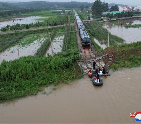 FOTO: Usai Nekat Terobos Banjir dengan Mobil Mewah, Kim Jong-un Rela Naik Perahu Karet Tinjau Banjir Parah