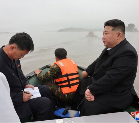 FOTO: Usai Nekat Terobos Banjir dengan Mobil Mewah, Kim Jong-un Rela Naik Perahu Karet Tinjau Banjir Parah