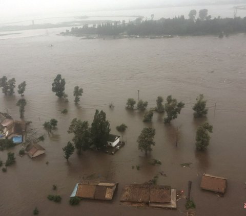 FOTO: Usai Nekat Terobos Banjir dengan Mobil Mewah, Kim Jong-un Rela Naik Perahu Karet Tinjau Banjir Parah