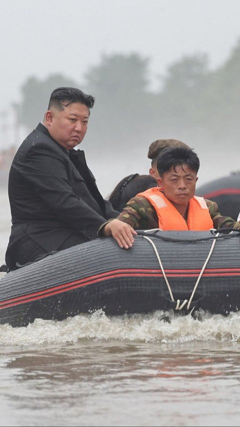 FOTO: Usai Nekat Terobos Banjir dengan Mobil Mewah, Kim Jong-un Rela Naik Perahu Karet Tinjau Banjir Parah