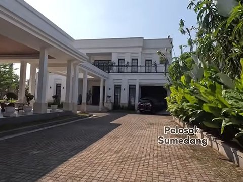 Potret Rumah Mewah Rossa Bak Istana Bernuansa Putih, Halamannya Luas Banget Bikin Melongo