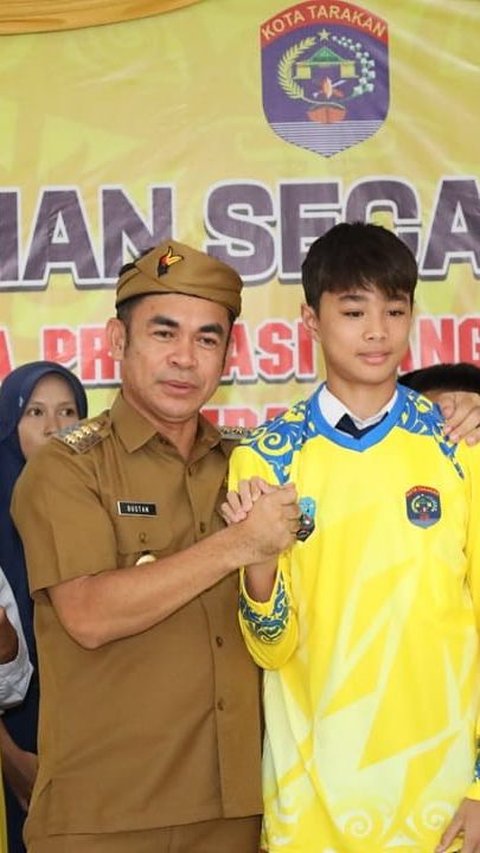 Pemkot Tarakan Salurkan Beasiswa untuk Pelajar Berprestasi