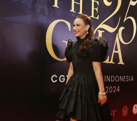 Gala Premier Film Dokumenter Rossa, Prilly Latuconsina Curi Perhatian di Red Carpet