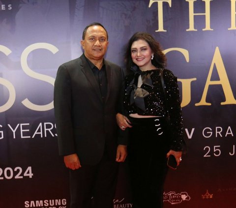 Gala Premier Film Dokumenter Rossa, Prilly Latuconsina Curi Perhatian di Red Carpet