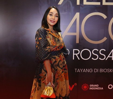 Gala Premier Film Dokumenter Rossa, Prilly Latuconsina Curi Perhatian di Red Carpet