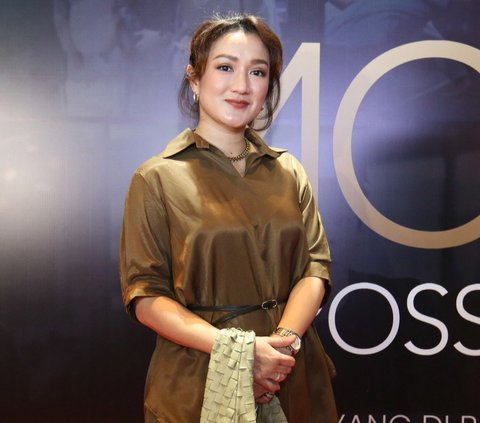 Gala Premier Film Dokumenter Rossa, Prilly Latuconsina Curi Perhatian di Red Carpet