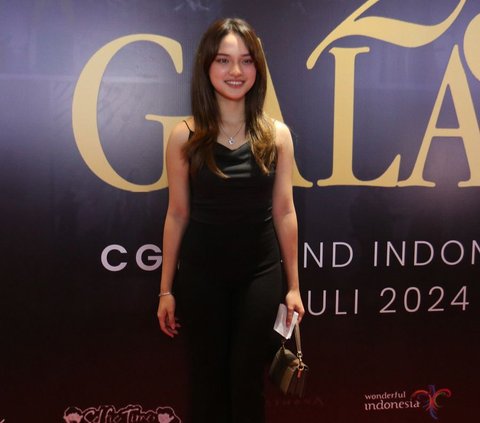 Gala Premier Film Dokumenter Rossa, Prilly Latuconsina Curi Perhatian di Red Carpet