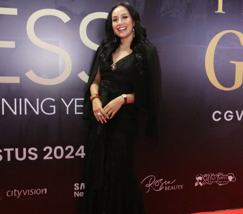 Gala Premier Film Dokumenter Rossa, Prilly Latuconsina Curi Perhatian di Red Carpet