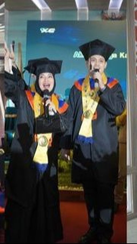 Potret Kompak Chacha Frederica dan Suami Saat Wisuda S2, Kini Bersiap untuk S3