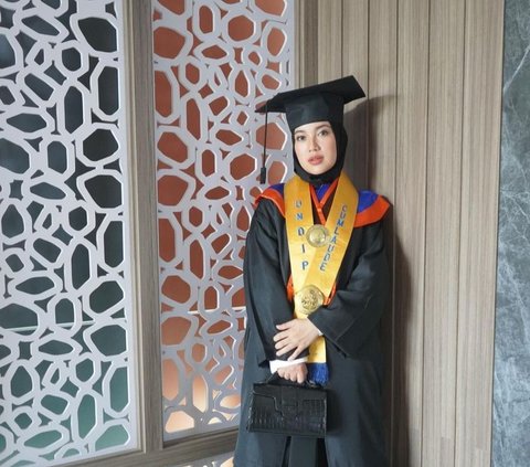 Potret Kompak Chacha Frederica dan Suami Saat Wisuda S2, Kini Bersiap untuk S3