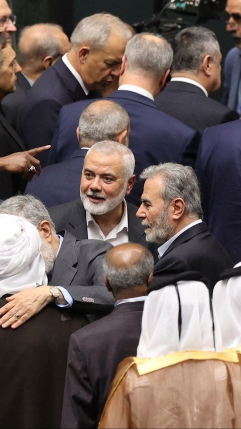 Dalam kesempatan tersebut, Haniyeh tampak berdiri di tengah-tengah para hadiri perwakilan dari berbagai negara yang diundang. Foto: Majid Asgaripour/WANA (West Asia News Agency) via REUTERS<br>