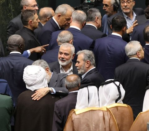 FOTO: Momen Terakhir Ismail Haniyeh Sebelum Tewas, Sempat Hadir di Pelantikan Presiden Iran