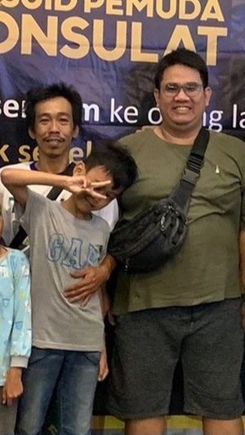 <b>Pria Ini Bertemu Sahabat Lamanya Berkat Konten Makan Gratis di Masjid Pemuda Indonesia, Begini Kisahnya</b>