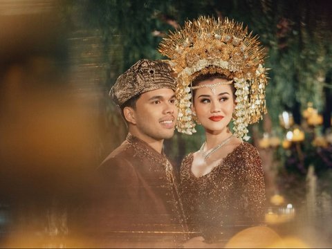 Portrait of a Beautiful Artist Wearing Suntiang When Getting Married