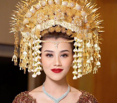 Portrait of a Beautiful Artist Wearing Suntiang When Getting Married