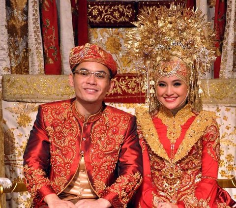 Portrait of a Beautiful Artist Wearing Suntiang When Getting Married