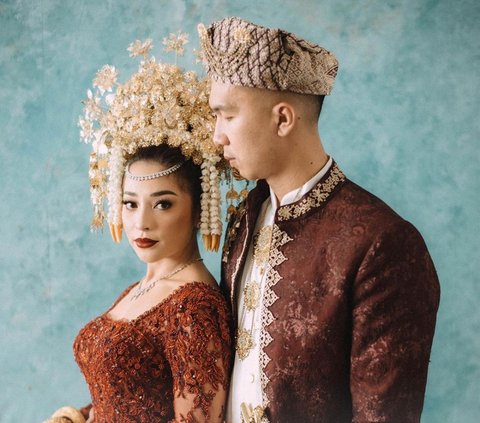 Portrait of a Beautiful Artist Wearing Suntiang When Getting Married