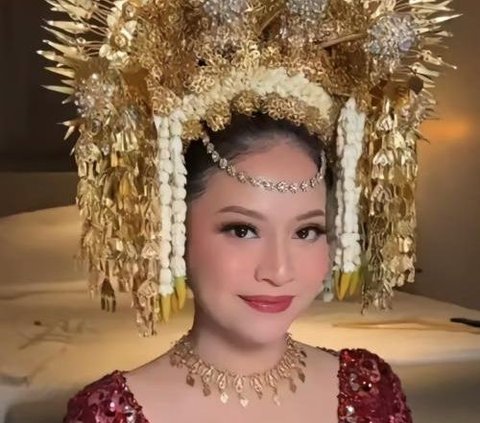 Portrait of a Beautiful Artist Wearing Suntiang When Getting Married