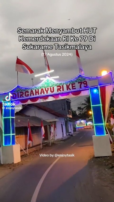 Di gapura desa, warga desa menuliskan DIRGAHAYU RI KE 79 dengan bendera merah putih dan lampu-lampu hias yang meramaikan suasana.