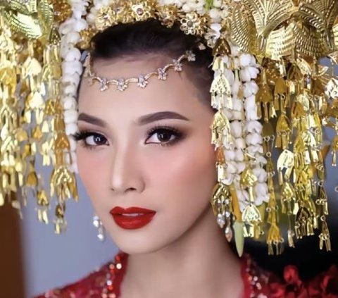 Portrait of a Beautiful Artist Wearing Suntiang When Getting Married