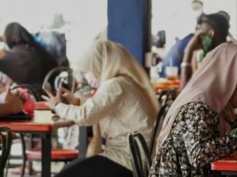 The Chicken is Tough, the Broth is Less Tasty but the Stall is Always Crowded, the Suspicious Ustaz is Shocked to Find a Strange Frame Stuck to the Wall