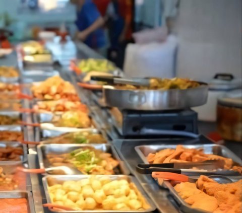 The Chicken is Tough, the Broth is Less Tasty but the Stall is Always Crowded, the Suspicious Ustaz is Shocked to Find a Strange Frame Stuck to the Wall