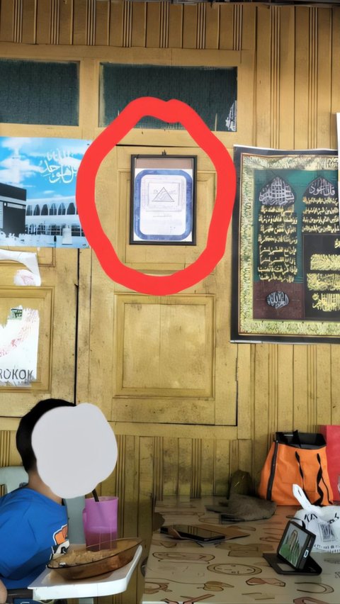 The Chicken is Tough, the Broth is Less Tasty but the Stall is Always Crowded, the Suspicious Ustaz is Shocked to Find a Strange Frame Stuck to the Wall