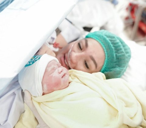 Tengku Dewi Gives Birth to Her Second Child, Andrew Andika Also Accompanies