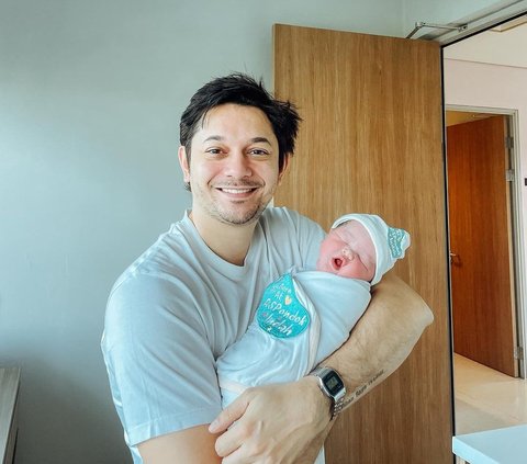 Tengku Dewi Gives Birth to Her Second Child, Andrew Andika Also Accompanies