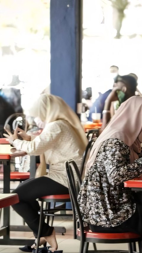 Ayamnya Keras Kuahnya Kurang Sedap tapi Warung Selalu Ramai, Ustaz yang Curiga Terkejut Temukan Bingkai Aneh Menempel di Dinding