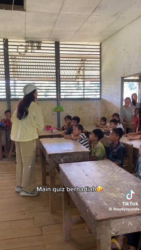 Tak hanya itu, ia juga mengajak anak-anak bermain kuis berhadiah. Ia mengajukan pertanyaan berupa penjumlahan sederhana.