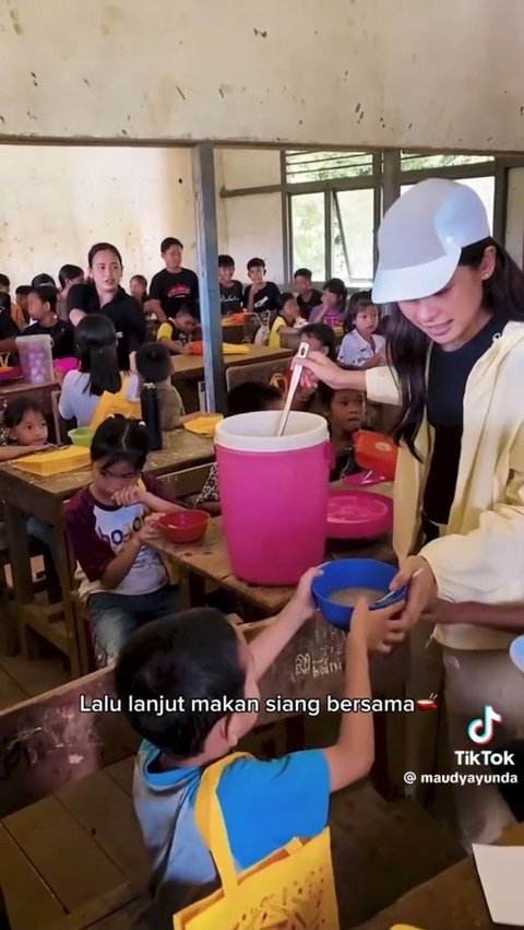 Viral Aksi Maudy Ayunda Kunjungi SD Terpencil di Kabupaten Sintang Kalimantan Barat, Banjir Pujian