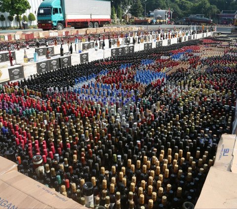 Kantor Pusat Bea Cukai di Rawamangun, Jakarta, menggelar pemusnahan besar-besaran Barang Milik Negara (BMN) eks kepabeanan dan cukai serta barang rampasan negara pada Rabu (31/07/2024). Foto: merdeka.com / Arie Basuki<br>