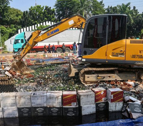 FOTO: Penampakan Jutaan Batang Rokok dan Ribuan Miras Ilegal Senilai Ratusan Miliar Rupiah Dimusnahkan Bea Cukai