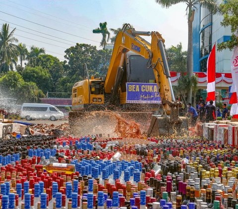 FOTO: Penampakan Jutaan Batang Rokok dan Ribuan Miras Ilegal Senilai Ratusan Miliar Rupiah Dimusnahkan Bea Cukai