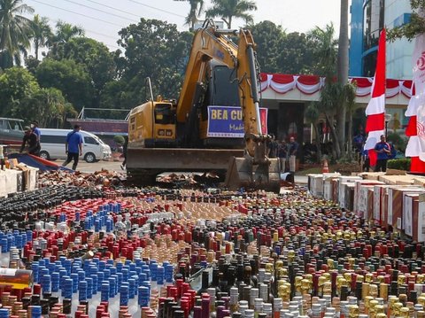 FOTO: Penampakan Jutaan Batang Rokok dan Ribuan Miras Ilegal Senilai Ratusan Miliar Rupiah Dimusnahkan Bea Cukai