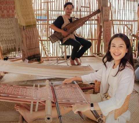 Viral Aksi Maudy Ayunda Kunjungi SD Terpencil di Kabupaten Sintang Kalimantan Barat, Banjir Pujian